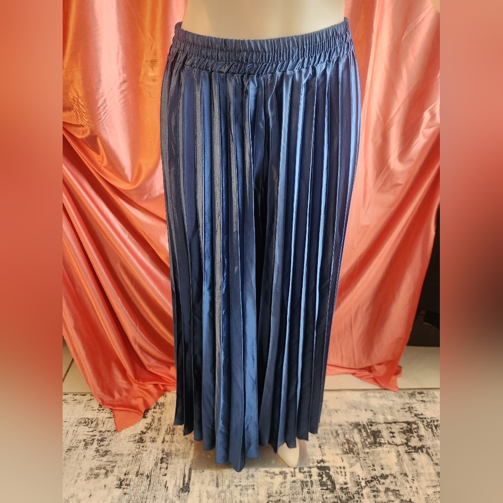 Elegant Blue Pleated Skirt SIZE SMALL AT LARGE SPANDEX